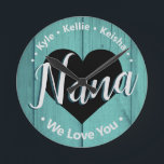 Wir Liebe dir Nana Grandkid Namen Acrylmauer-Uhr Runde Wanduhr<br><div class="desc">Nana Wir Liebe Sie personalisiert große Kinder Namensvorlage. Einfach zu bedienen,  ändern Sie einfach die großen Kindernamen zu Ihren eigenen Kindern. Der gesamte Text ist entsperrt und bei Bedarf anpassbar. Niedlicher rustikaler Holzkornboden.</div>