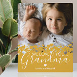 Wir Liebe dir Oma Keepake Foto Fotoplatte<br><div class="desc">Personalisierte Großmutter-Foto-Plakette mit einem wertvollen Foto,  einem senftgelben Herzranddesign,  dem Sprichwort "Wir Liebe du Großmutter" und den Kindernamen.</div>