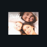 Wir Liebe Sie Daddy Custom Foto Erste Vatertag Leinwanddruck<br><div class="desc">Lächle ihm jedes Mal, wenn er diese Leinwand sieht. Feiern Sie den phantastischen Vater, den er am ersten Tag seines Vaters mit diesem speziellen, anpassbaren Wanddruck hat. Mit den Worten "We Liebe you Daddy" in einem modernen typografischen Stil san serif und handlettering Drehbuch. Er wird dieses Geschenk schätzen und es...</div>