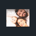 Wir Liebe Sie Daddy Custom Foto Erste Vatertag Leinwanddruck<br><div class="desc">Lächle ihm jedes Mal, wenn er diese Leinwand sieht. Feiern Sie den phantastischen Vater, den er am ersten Tag seines Vaters mit diesem speziellen, anpassbaren Wanddruck hat. Mit den Worten "We Liebe you Daddy" in einem modernen typografischen Stil san serif und handlettering Drehbuch. Er wird dieses Geschenk schätzen und es...</div>