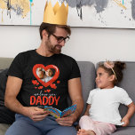 Wir Liebe Sie Daddy Heart Foto T - Shirt<br><div class="desc">Der T - Shirt des eigenen Vaters mit dem Sprichwort "Wir Liebe du Papa", mit einem Foto in Form eines Liebe-Herzens, einer Streuung von kleinen roten Herzen und den Kindernamen. Foto Tipp: Crop dein Foto in ein Quadrat bevor du sicherstellst, dass das Thema in der Mitte für beste Ergebnisse ist....</div>