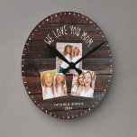 Wir Liebe Sie MAMA Niedlich moderne FotoCollage Runde Wanduhr<br><div class="desc">Moderne 3-Foto Collage Uhr mit einer anpassbaren Nachricht jetzt lesen WE LIEBE YOU MAMA, mit 3 Bildern Lieblingsbilder unter einem rustikalen Bauernstil (bedruckt) dunklem Holzhintergrund. Machen Sie es sich selbst, indem Sie Ihre Namen und das Jahr unten. Einzigartiges und persönliches Geschenk für die beste Mutter je zu Weihnachten oder Muttertag,...</div>