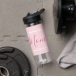 Wir Liebe Sie Mama Rosa Minimalistisch Trinkflasche<br><div class="desc">Wir Liebe Sie Mama rosa Minimalistisches Design. Süße, feminine, einfache, moderne und elegante Typografie. Text ist "Wir Liebe Sie", "Mama" und "Ihre Namen". Der gesamte Text kann leicht auf Ihre eigenen, schönen Nachrichten geändert werden. Bestellen Sie diese trendige Wasserflasche heute, um Ihre Liebe und dank Ihrer Ehefrau, Mama, Oma und...</div>