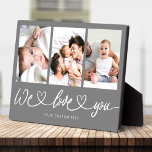 Wir Liebe Sie Moderne Herzschrift Foto Collage Fotoplatte<br><div class="desc">Wir Liebe dich! Großeltern,  Valentinstag,  Muttertag,  Vatertag oder Feiertage: Diese moderne Foto-Tafel ist leicht an Ihre 3 Lieblings-Fotos anzupassen. Der unten stehende Text kann personalisiert sein,  den Namen des Kindes oder Familienmitglieds zu lesen,  sowie eine weitere mögliche Grußzeile.</div>