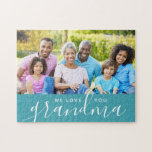 Wir Liebe Sie Oma Custom Foto Geschenk | Aqua Puzzle<br><div class="desc">Benutzerdefinierte Druckrätsel personalisiert mit Ihrem Foto und Text. Fügen Sie Ihrer Mutter oder Großmutter ein besonderes Foto zum Muttertag hinzu. Text liest "Wir Liebe Sie Oma" oder passen Sie es mit Ihrer eigenen Nachricht an. Verwenden Sie die Designtools, um mehr Fotos hinzuzufügen, die Hintergrundfarbe zu ändern und die Textfarben und...</div>