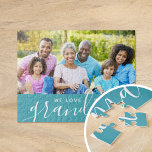 Wir Liebe Sie Oma Custom Foto Geschenk | Aqua Puzzle<br><div class="desc">Benutzerdefinierte Druckrätsel personalisiert mit Ihrem Foto und Text. Fügen Sie Ihrer Mutter oder Großmutter ein besonderes Foto zum Muttertag hinzu. Text liest "Wir Liebe Sie Oma" oder passen Sie es mit Ihrer eigenen Nachricht an. Verwenden Sie die Designtools, um mehr Fotos hinzuzufügen, die Hintergrundfarbe zu ändern und die Textfarben und...</div>