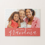 Wir Liebe Sie Oma Custom Foto Geschenk | Korallen Puzzle<br><div class="desc">Benutzerdefinierte Druckrätsel personalisiert mit Ihrem Foto und Text. Fügen Sie Ihrer Mutter oder Großmutter ein besonderes Foto zum Muttertag hinzu. Text liest "Wir Liebe Sie Oma" oder passen Sie es mit Ihrer eigenen Nachricht an. Verwenden Sie die Designtools, um mehr Fotos hinzuzufügen, die Hintergrundfarbe zu ändern und die Textfarben und...</div>