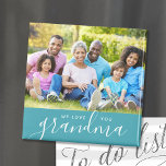 Wir Liebe Sie Oma Custom Foto Magnet<br><div class="desc">Erschwingliche, individuell bedruckte Magnete, die mit Ihren Fotos und Texten personalisiert sind. Fügen Sie Ihrer Mutter oder Großmutter ein besonderes Foto zum Muttertag hinzu. Text liest "Wir Liebe Sie Oma" oder passen Sie es mit Ihrer eigenen Nachricht an. Verwenden Sie die Designtools, um mehr Fotos hinzuzufügen, die Hintergrundfarbe zu ändern...</div>