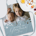 Wir Liebe Sie Oma Foto Blue Schürze<br><div class="desc">Sie kochen nicht besser als Oma! Auf der Suche nach einem besonderen Geschenk für Ihre Großmutter,  dann ist diese personalisierte blaue Schürze perfekt mit einem wertvollen familiären Foto der Kinder,  einem modernen Herzdesign,  dem Sprichwort "We Liebe you Oma",  und den Enkelkindern Namen.</div>