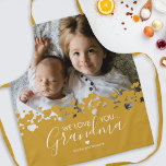 Wir Liebe Sie Oma Foto Gelb Schürze<br><div class="desc">Sie kochen nicht besser als Oma! Auf der Suche nach einem besonderen Geschenk für Ihre Großmutter,  dann ist diese personalisierte Senf gelbe Schürze perfekt mit einem wertvollen familiären Foto der Kinder,  einem trendigen Herzdesign,  dem Sprichwort "We Liebe you Oma",  und den Enkelkindern Namen.</div>