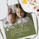 Wir Liebe Sie Oma Foto Green Schürze<br><div class="desc">Sie kochen nicht besser als Oma! Auf der Suche nach einem besonderen Geschenk für Ihre Großmutter,  dann ist diese personalisierte Schürze perfekt mit einem wertvollen familiären Foto der Kinder,  einem modernen grünen Herzdesign,  dem Sprichwort "We Liebe you Oma",  und den Enkelkindern Namen.</div>