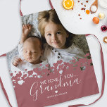 Wir Liebe Sie Oma Foto Schürze<br><div class="desc">Sie kochen nicht besser als Oma! Auf der Suche nach einem besonderen Geschenk für Ihre Großmutter, dann ist diese personalisierte Schürze perfekt mit einem wertvollen familiären Foto der Kinder, einem modernen niedlichen Herzranddesign, dem Sprichwort "Wir Liebe Sie Großmutter" und den Enkelkindern Namen.</div>