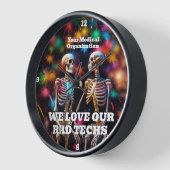 Wir Liebe unsere Krassen Techs mit Skeletten Uhr (Winkel)