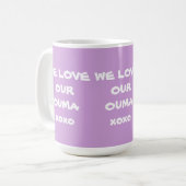 WIR LIEBE UNSERES OUMA GIFT Lila und weiß Kaffeetasse (Vorderseite Links)