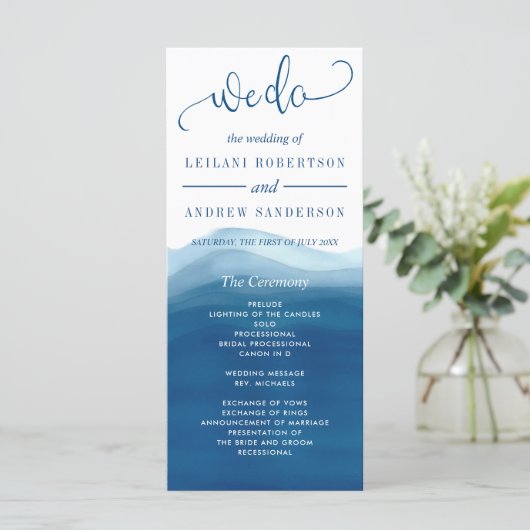Wir machen Blue Ombre Wasserfarbenwave Hochzeit Programm (Stehend Vorderseite)