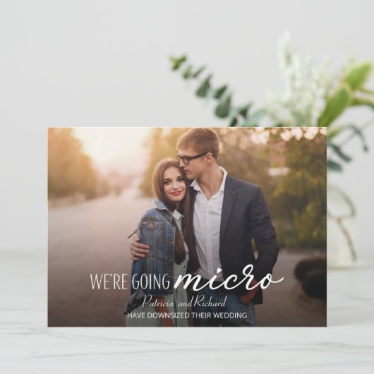 Wir machen eine Micro-Downsize-Hochzeitsankündigun Einladung (Stehend Vorderseite)