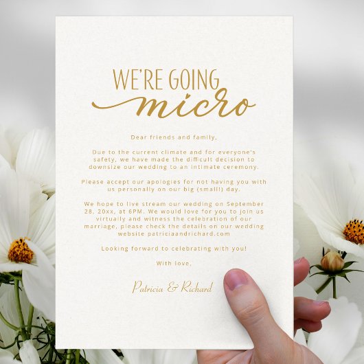 Wir machen eine Micro-Downsize-Hochzeitsankündigun Postkarte