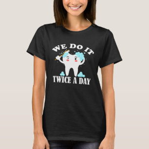 Wir machen es zweimal am Tag Zähne Zahnarzt Abschl T-Shirt