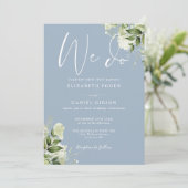 Wir machen Greenery Monogram Dusty Blue Wedding Einladung (Stehend Vorderseite)