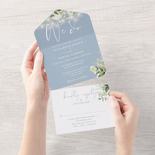Wir machen grüne String Lights Dusty Blue Wedding All In One Einladung (Abreißen)