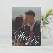 Wir machen Hochzeiten mit schwarzem und weißem Fot Einladung (Stehend Vorderseite)