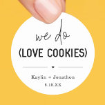 Wir machen Liebe Cookies Gastgeschenk Hochzeit Lab Runder Aufkleber<br><div class="desc">"Wir tun (Liebe-Cookies)." Personalisieren Sie mit Ihren Namen und Hochzeitsdatum in einem niedlichen und modernen Design. Verwenden Sie für Ihre Hochzeit,  Brautparty,  Verlobung,  etc.</div>