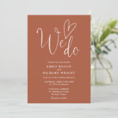 Wir machen Liebe Herz QR Code Terracotta Wedding Einladung (Stehend Vorderseite)