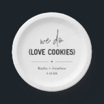 Wir machen Lieben Cookies Hochzeit Dessert Papier  Pappteller<br><div class="desc">"Wir tun (Liebe-Cookies)." Personalisieren Sie mit Ihren Namen und Hochzeitsdatum in einem niedlichen und modernen Design. Verwenden Sie für Ihre Hochzeit,  Brautparty,  Verlobung,  etc.</div>