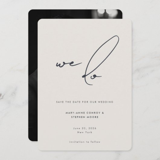 Wir machen Minimalistisches Beige-Grau-Kalligraphi Save The Date (Vorne/Hinten)