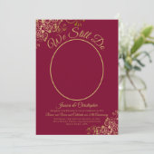 Wir machen noch Burgund & Gold Hochzeit Vow Erneue Einladung (Stehend Vorderseite)