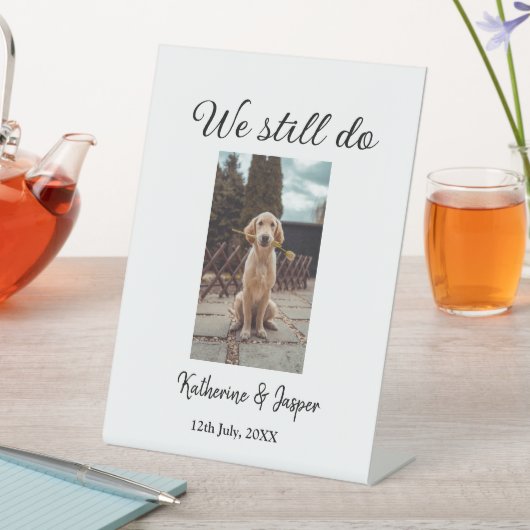 Wir machen noch Ehepaar Foto Name Datum sim Sockelschild (In Situ)