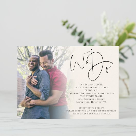 Wir machen Script Foto QR Code Gay Cream Wedding Einladung (Stehend Vorderseite)