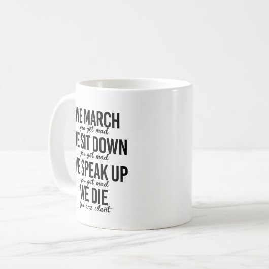 Wir März Wir setzen uns hin und sprechen Kaffeetasse (Vorderseite Links)