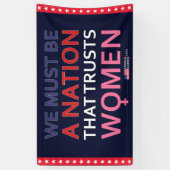WIR MÜSSEN EINE NATION SEIN, DIE FRAUEN VERTRAUT - BANNER (Vertikal)