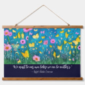 Wir müssen unsere eigene Zitatblüte sein Wandteppich Mit Holzrahmen (Vorne)