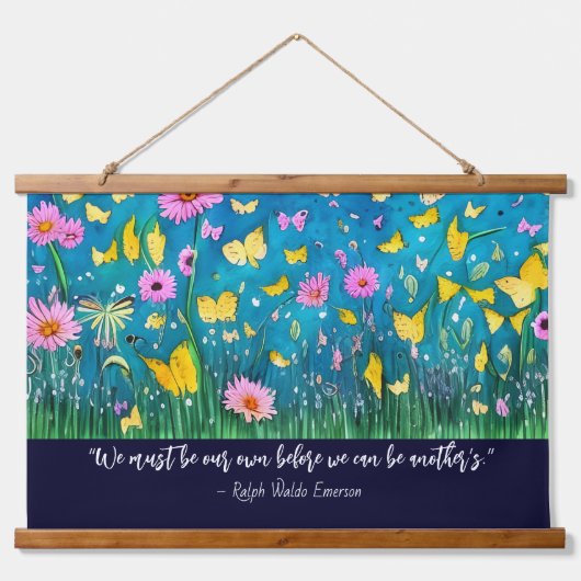 Wir müssen unsere eigene Zitatblüte sein Wandteppich Mit Holzrahmen (Vorne)