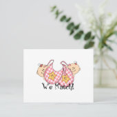 Wir passen Peeking Twins mit Bibs 2 Girls Postkarte (Stehend Vorderseite)