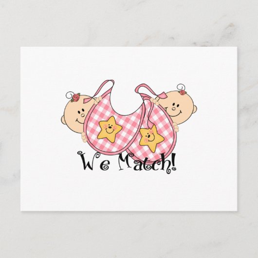 Wir passen Peeking Twins mit Bibs 2 Girls Postkarte (Vorderseite)