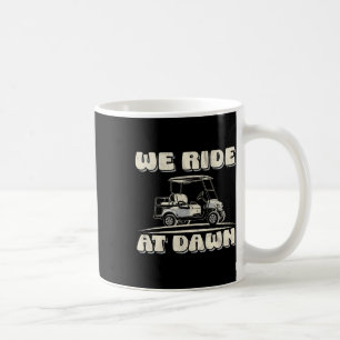 Wir reiten bei Morgengrauen Golfwagen-Zitat für Go Kaffeetasse