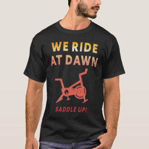 Wir reiten bei Morgengrauen Lustiger Indoor-Sn-Cyc T-Shirt