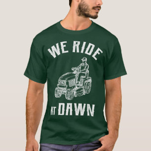 Wir reiten bei Morgengrauen Lustiges Rasenmähen Ov T-Shirt