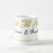 Wir sagen immer noch Partner Name Datum Champagner Kaffeetasse (Mittel)