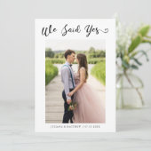 Wir sagten Yes Heart Modernes Script Hochzeitsschr Ankündigung (Stehend Vorderseite)