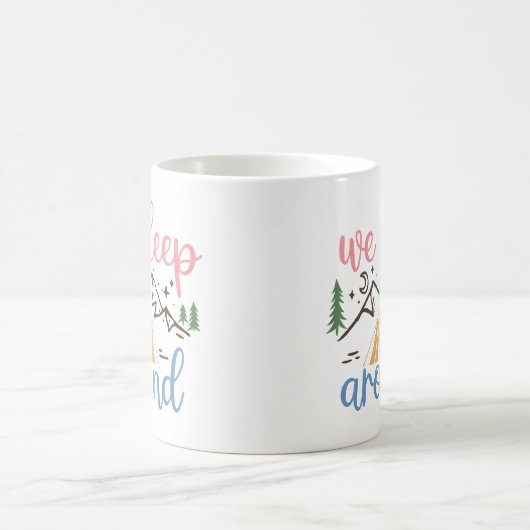 Wir schlafen um Funny herum Kaffeetasse (Mittel)