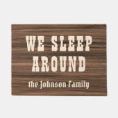Wir schlafen um rustikale hölzerne fußmatte (Vorderseite)