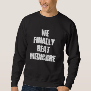 WIR SCHLIESSLICH BEAT MEDICARE 2024 SWEATSHIRT