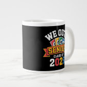 Wir Seniorenklasse 2026 Jumbo-Tasse (Vorderseite Rechts)