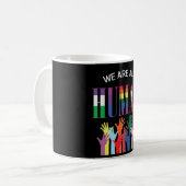 Wir sind alle eine menschliche, farbenfrohe Tasse (Vorderseite Links)
