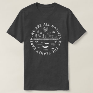 WIR SIND ALLE NATIVEN DER PLANETERDE. T-Shirt