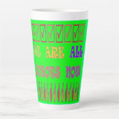 Wir sind alle Roboter grün mit den Botschaftswörte Milchtasse (Vorderseite)